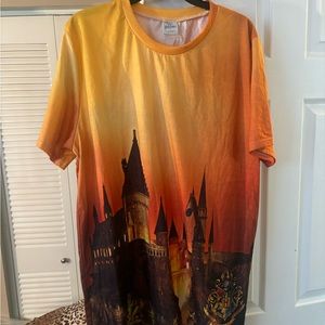 HARRY POTTER WIZARD WORLD  CASTLE SHIRT.